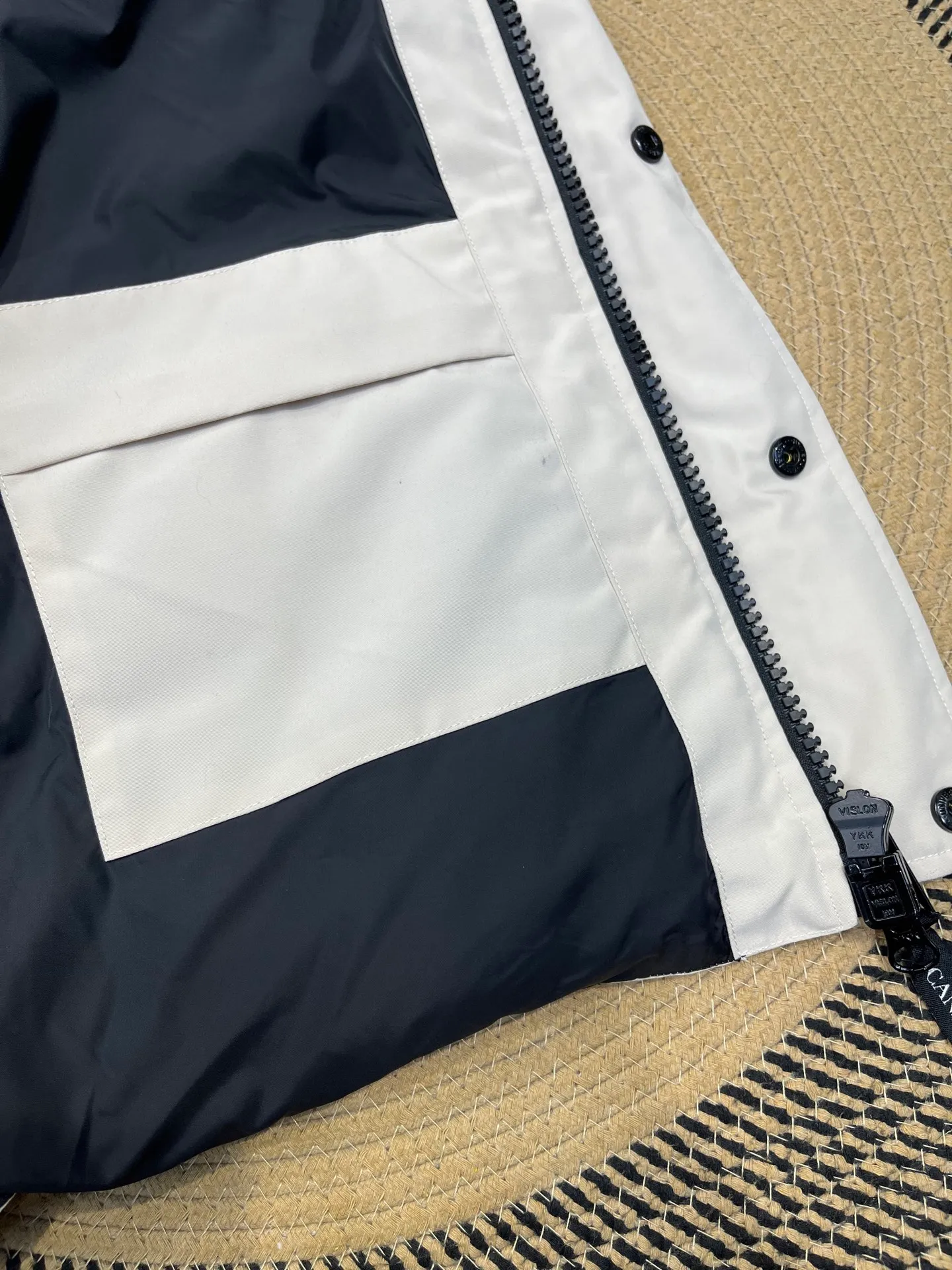 P380 🇨🇦Canada Goose""🇨🇦🌟 Garson down vest has always been recognized as the warmest down jacket. Various Instagram celebrities, Internet celebrities, and celebrities often wear it for street photos. I make Canada Goose every year, but I still can't get rid of my love for it. No matter how cold the days are, there is no need to be afraid, because there is! Filled with 90% white duck down, it is the legendary warmest down jacket and is known as a must-have for Arctic outdoor sports! The most popular down jacket in the world, celebrities are rushing to buy it, it is a must-have!  Size: XS to 2XL